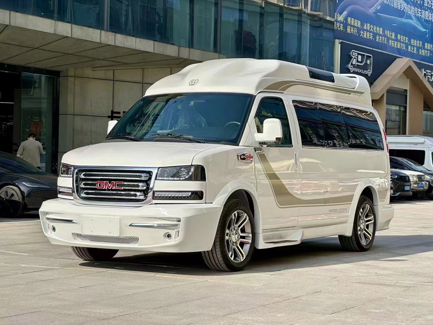 2九游体育024 款 GMC 高顶商务车：陆地商务舱的新典范(图2)