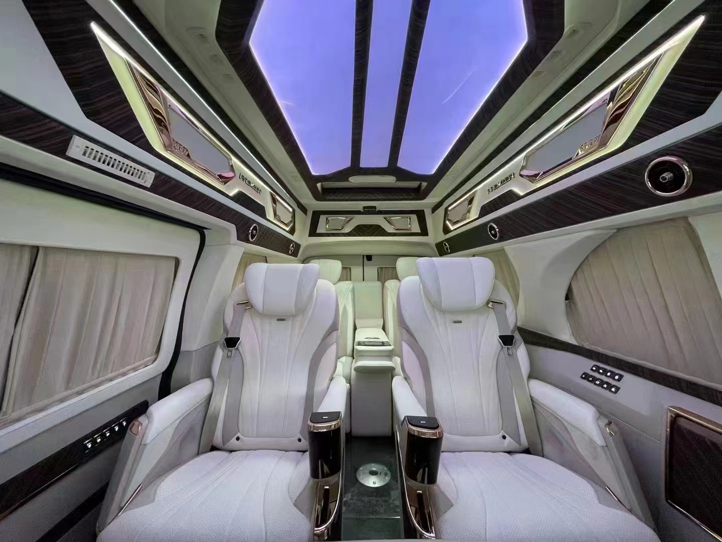 2九游体育024 款 GMC 高顶商务车：陆地商务舱的新典范(图4)