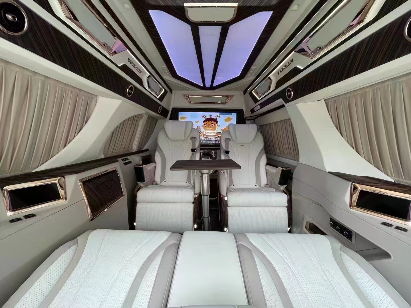 2九游体育024 款 GMC 高顶商务车：陆地商务舱的新典范(图8)